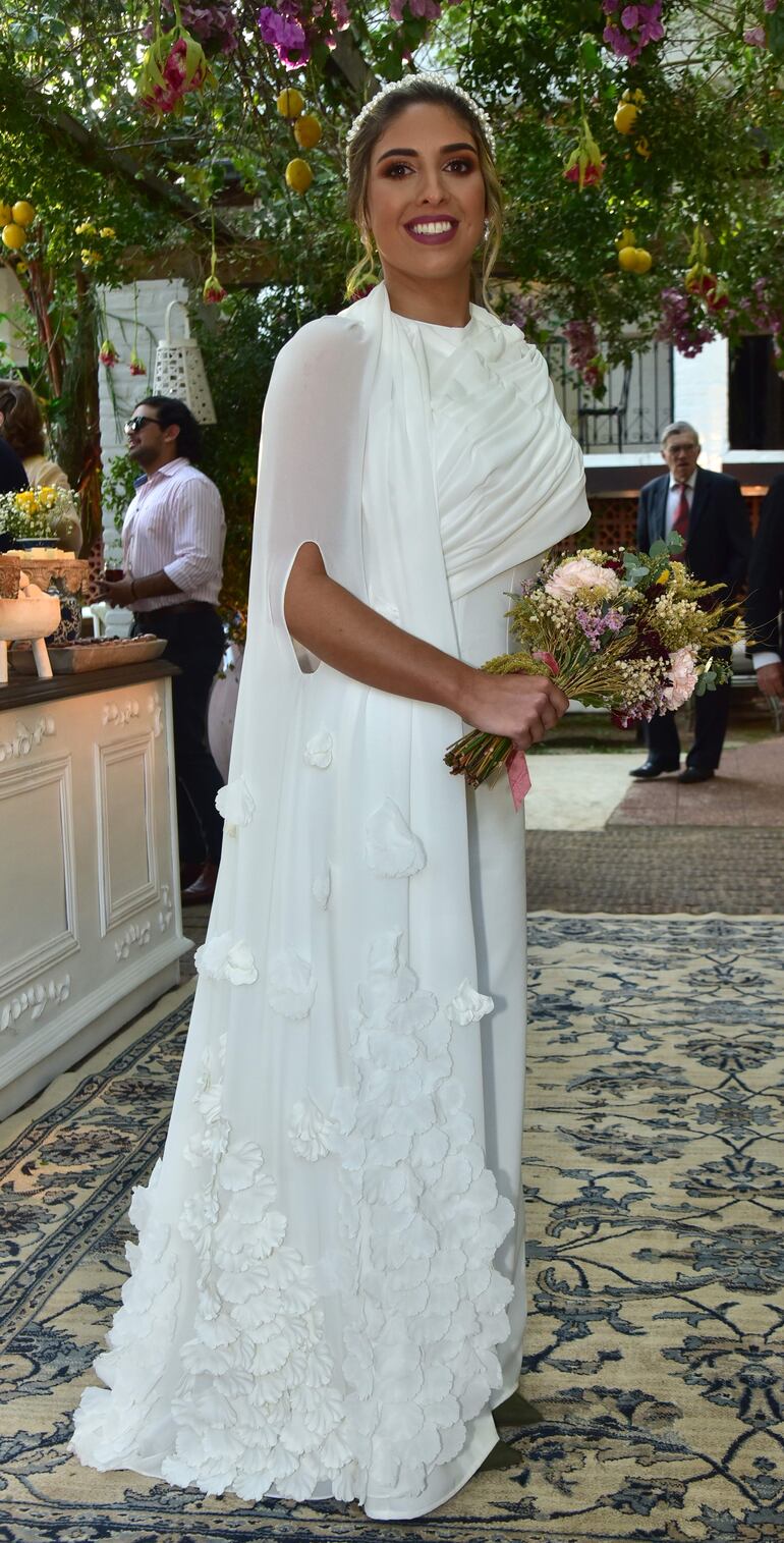 Coral lució hermosa y muy elegante con un vestido de Madera Benítez. En sus manos llevó un ramo de flores silvestres preparado por Floreale. El tocado fue hecho por Abel Morel.