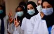 Trabajadoras médicas saludan en un hospital provisorio para tratar a pacientes con COVID-19 en Dubái, en los Emiratos Árabes Unidos.