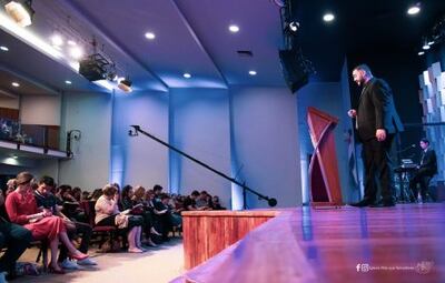 Culto en la iglesia Más que Vencedores antes de la pandemia. Aquí se reunieron hoy los líderes de las Iglesias evangélicas con los ministros de Salud y del Interior.