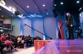 Culto en la iglesia Más que Vencedores antes de la pandemia. Aquí se reunieron hoy los líderes de las Iglesias evangélicas con los ministros de Salud y del Interior.