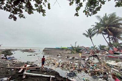 Residentes de la localidad filipina de Oroquieta inspeccionan los daños causados por las inundaciones.