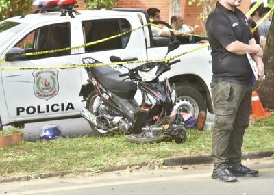 Motocicleta de Francisco Aguilera, músico de la banda militar de la marina que falleció en un accidente de tránsito sobre Primer Presidente