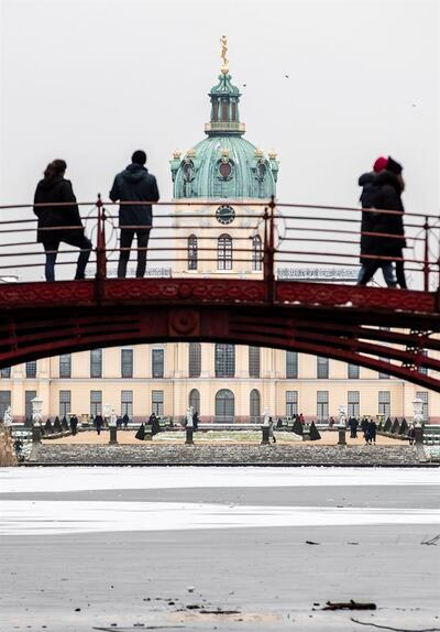La gente da un paseo por el jardín del palacio de Charlottenburg, en Berlín, Alemania, en medio de la pandemia de la enfermedad por coronavirus (covid-19).