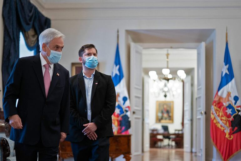 El presidente de Chile, Sebastián Piñera, enseña al presidente electo Gabriel Boric el Palacio de la Moneda, sede del gobierno del país.