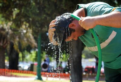 Un hombre se refresca con una manguera hoy en Buenos Aires, Argentina.