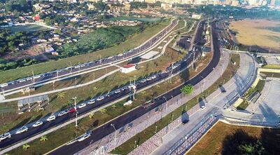 La larga fila de automóviles que se extendía por varios kilómetros en la Costanera de Asunción se formó desde la noche del viernes. Muchos llegaron desde el interior para vacunarse allí.