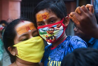 Un niño en brazos de una mujer durante una peregrinación al Templo de Shiva en Kolkata, India.