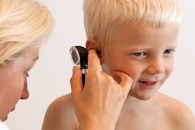 Los niños suelen ser los más afectados por la otitis.