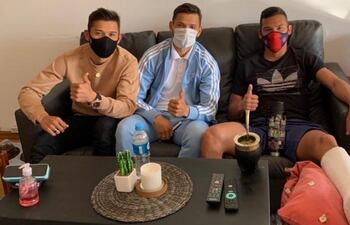 Poco después del incidente, Herrera (d) recibió la visita de los Romero y colgó esta imagen en su cuenta en Twitter, pero actualmente ya no está publicada.