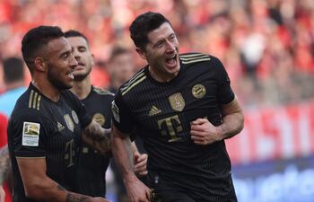 Robert Lewandowski celebra uno de los dos goles que marcó ayer para el Bayern ante Unión Berlín.