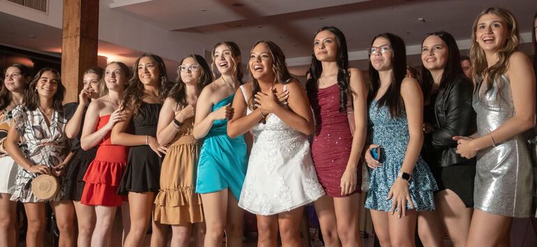 Emocionada y rodeada de sus amigas.