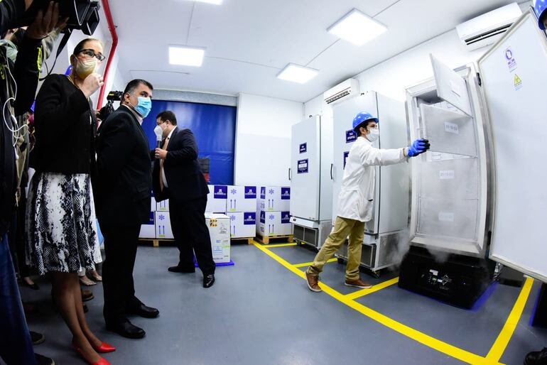 Gentileza. Momento en que exhiben los equipos de conservación de vacunas.