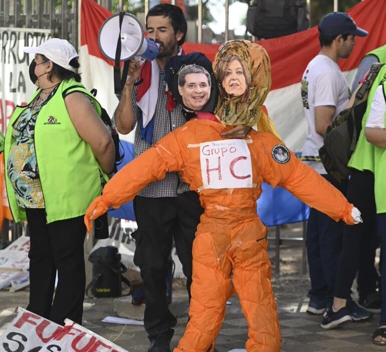 Los manifestantes quemaron un "monstruo bicéfalo" de Horacio Cartes y Sandra Quiñónez con mameluco anaranjado.