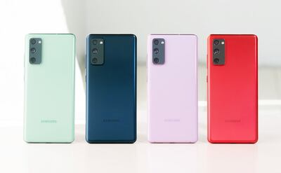 Con una cámara triple de nivel profesional, nuevos colores vibrantes e innovaciones premium.