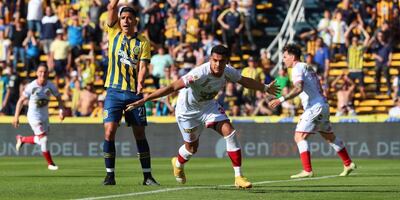 Cristian Colmán  celebra su gol para Barracas Central ante Rosario Central.