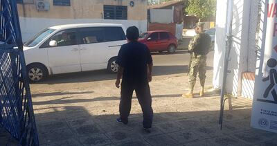 Muchos adultos mayores se retiraron decepcionados tras recibir la noticia de que ya no había vacunas en Barrio Obrero. Recién cerca de las 9:00 se tuvo la confirmación de que hoy recibirán más unidades.