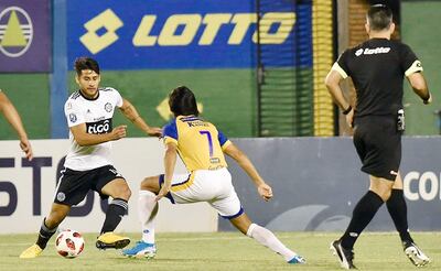 “Tito” Torres comete falta a Aldo Vera, ve la doble amarilla y roja por el árbitro Carlos Paul Benítez.