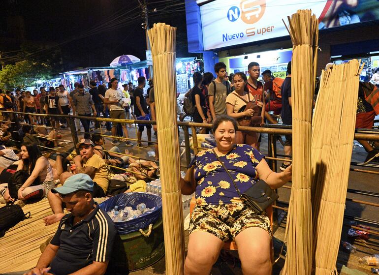 Mirna Maqueda explica que toda una compañía de Areguá se dedica a la fabricación de piri. 