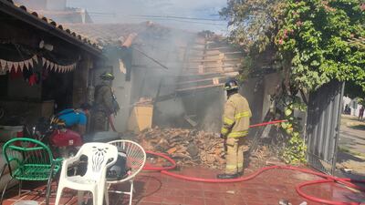 Bomberos controlan el incendio de una vivienda en Sajonia.