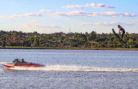 Una fiesta se vivió ayer en la Costanera Padre Bolik de Encarnación con el esquí náutico.