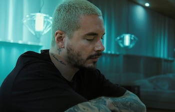 El cantante colombiano J Balvin pidió disculpas tras las críticas al videoclip y a su canción "Perra". El mismo fue retirado de las plataformas de vídeo.