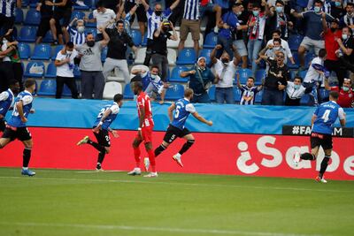 El defensa del Alavés Víctor Laguardia (c) celebra el gol marcado ante el Atlético de Madrid durante el partido de la séptima jornada de liga de Primera División disputado este sábado en el Estadio de Mendizorroza de Vitoria.