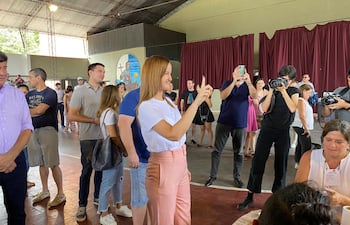 La precandidata a la vicepresidencia de la República, Soledad Núñez, votó hoy en el Colegio Técnico Javier.