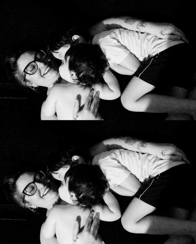 Bella postal en blanco y negro. Andrea Valobra a los mimos con sus hijos Constantino y Eira. (Instagram/Andrea Valobra)