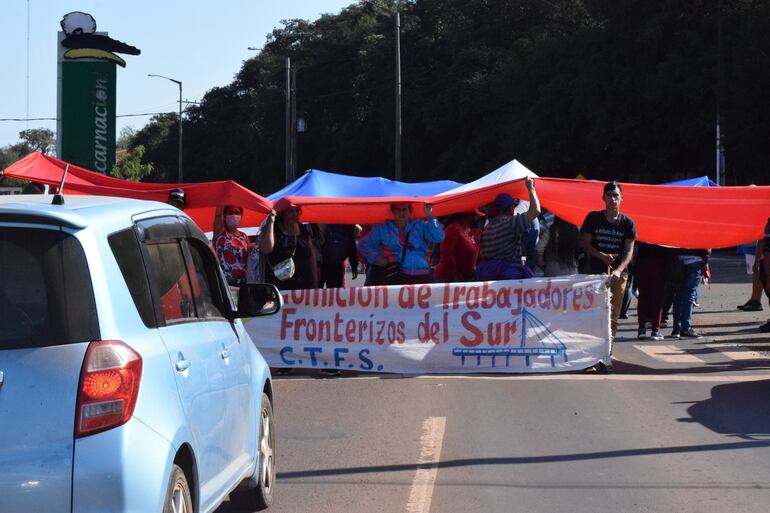 Los trabajadores informales reclaman porque el gobierno no cumplió con la transferencia de G. 500.000 en forma mensual, por tres meses, para universo de 10.000 afectados, y kits de víveres.