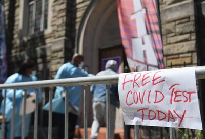 Vecinos de Brooklyn, Nueva York, hacen fila para recibir un test gratuito de COVID-19 en una iglesia.