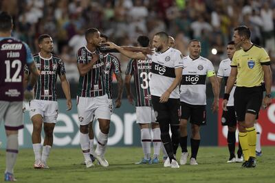 Jugadores de Fluminense y de Olimpia discuten hoy, en un partido de la Copa Libertadores entre Fluminense y Olimpia en el estadio Olímpico Nilton Santos en Río de Janeiro (Brasil).