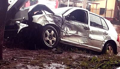 El vehículo robado quedó con la parte delantera destrozada.