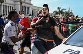 Un manifestante cubano es arrestado por la policía del régimen comunista, ahora bajo la presidencia de Miguel Díaz Canel, durante una de las últimas protestas convocadas en julio pasado en La Habana. (archivo)