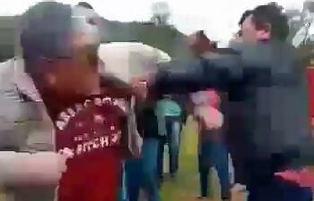 Agresión entre el intendente y un presente en un acto público.