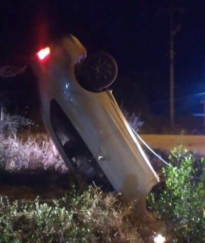 Imagen del auto volcado tras la persecución policial en Loma Plata.