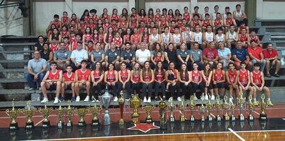 Los campeones de las diversas categorías de Félix Pérez Cardozo, junto a sus entrenadores, felices por el vagón de trofeos conquistados en la temporada 2022.