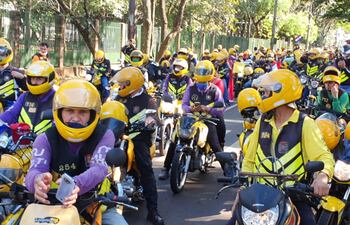 Los manifestantes llegaron en caravana hasta la avenida Bernardino Caballero, frente a la Gobernación.