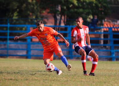 Bill López Isidre, volante del 3 de Noviembre, domina ante la marca del hayista Matías Corrales. APF