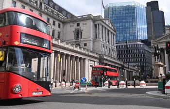 Un servicio de autobuses autónomos, o autoconducidos, empezará a funcionar la semana que viene en Edimburgo, el primero de este tipo en el Reino Unido, aunque en los vehículos seguirá habiendo personal capaz de tomar el control en caso de emergencia.