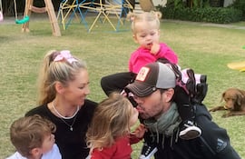 Familia completa. El cumpleañero Enrique Iglesias y Anna Kournikova con sus hijos Lucy, Nicholas y Mary, en el jardín de su casa de Miami.