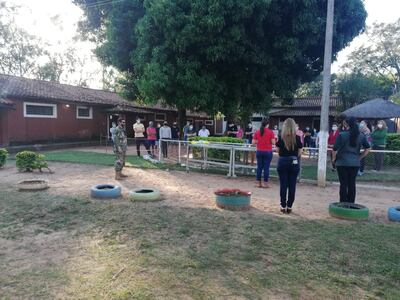 Parte del grupo de paraguayos que desde hoy guardarán cuarentena, tras arribar del Brasil.