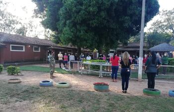 Parte del grupo de paraguayos que desde hoy guardarán cuarentena, tras arribar del Brasil.