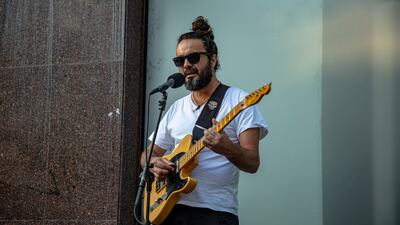 Giovanni Domínguez empuña la guitarra en una céntrica esquina de Asunción. Foto: Juanma Escobar.