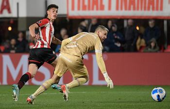 Franco Zapiola (i) anota el tercer tanto para Estudiantes ante la salida del arquero de Fortaleza, Marcelo Boeck.