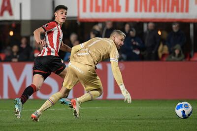 Franco Zapiola (i) anota el tercer tanto para Estudiantes ante la salida del arquero de Fortaleza, Marcelo Boeck.