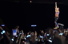 El cantante de la banda británica, Coldplay, Chris Martin, durante el concierto que han ofrecido el miércoles en el Estadio Olímpico de Barcelona, incluido en su gira internacional "Music of the Spheres World Tour".