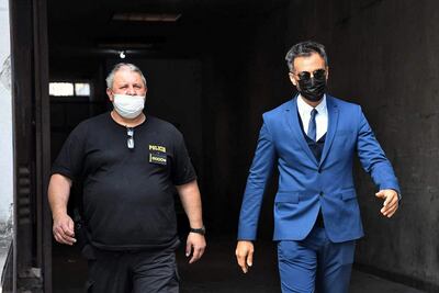 El neurocirujano Leopoldo Luque, médico personal de Diego Maradona, deja la Fiscalía luego ser registrado como acusado en el caso de la muerte del astro de fútbol.