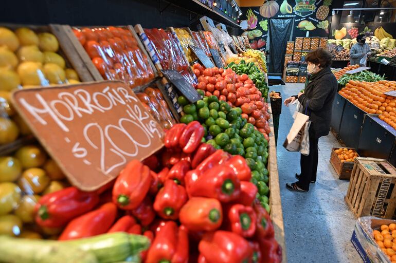 Una mujer compra verduras en una verdulería de Buenos Aires, Argentina.