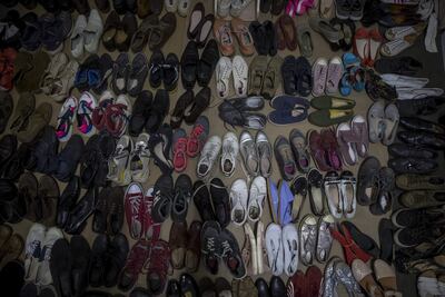 Zapatos donados en un refugio en la ciudad ucraniana de Zaporiyia. Numerosas escuelas se han convertido en refugios de los desplazados por la guerra.
