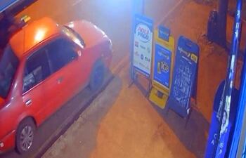 El automóvil que utilizaron los malvivientes para perpetrar el asalto.